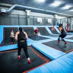 Cours collectifs de fitness sur trampoline