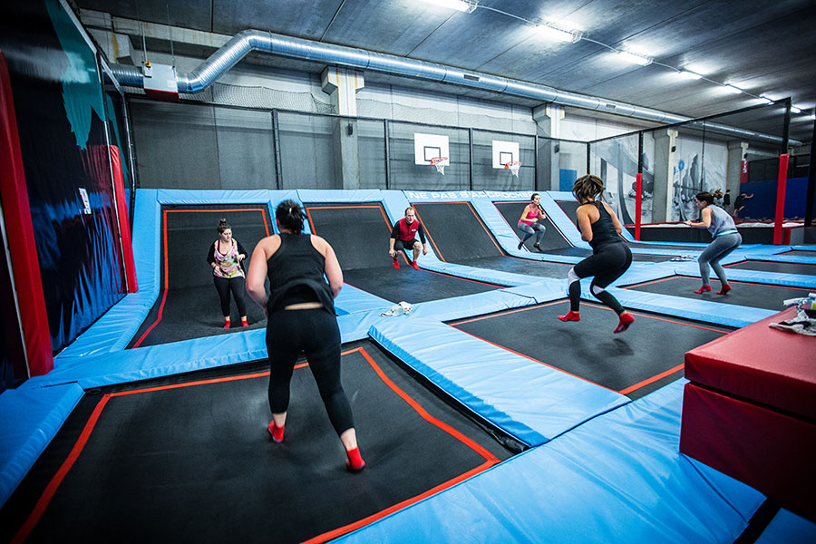 Cours collectifs de fitness sur trampoline