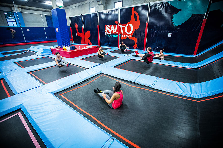 Cours collectifs de fitness sur trampoline