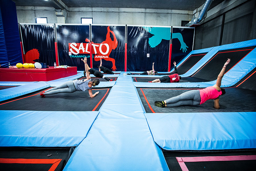 Cours collectifs de fitness sur trampoline