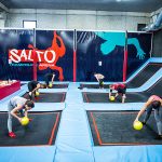 Cours collectifs de fitness sur trampoline