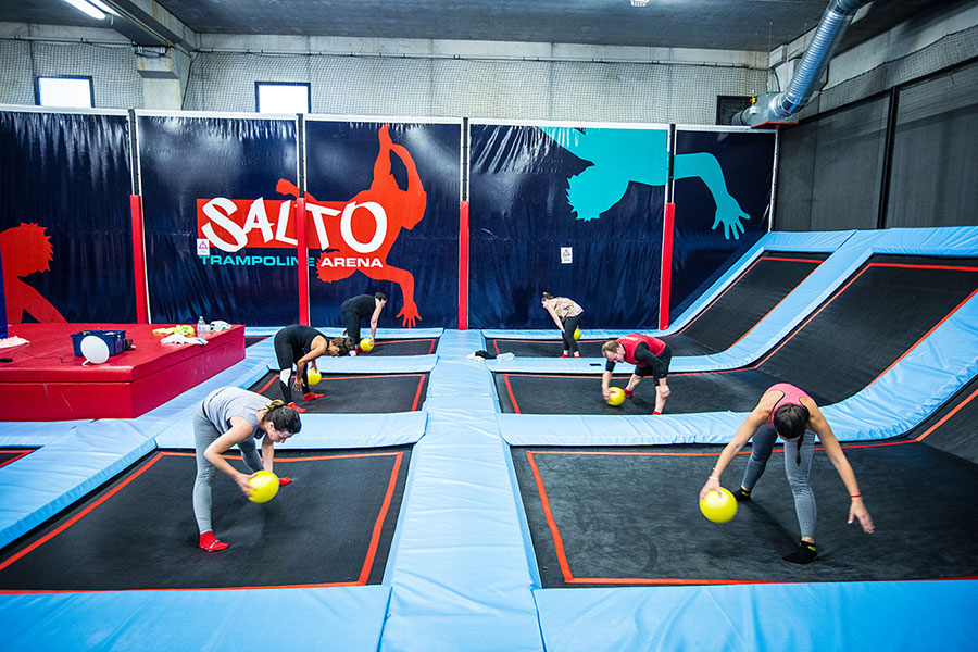 Cours collectifs de fitness sur trampoline