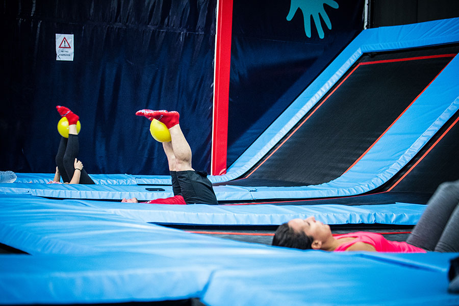 Cours collectifs de fitness sur trampoline