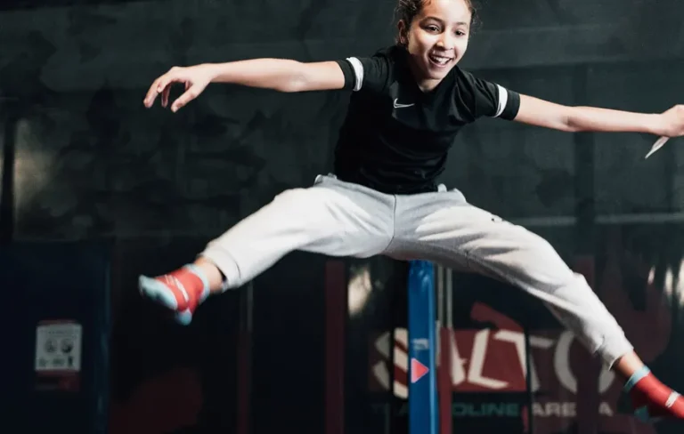 Saut en hauteur d'un enfant à Salto Trampoline Indoor