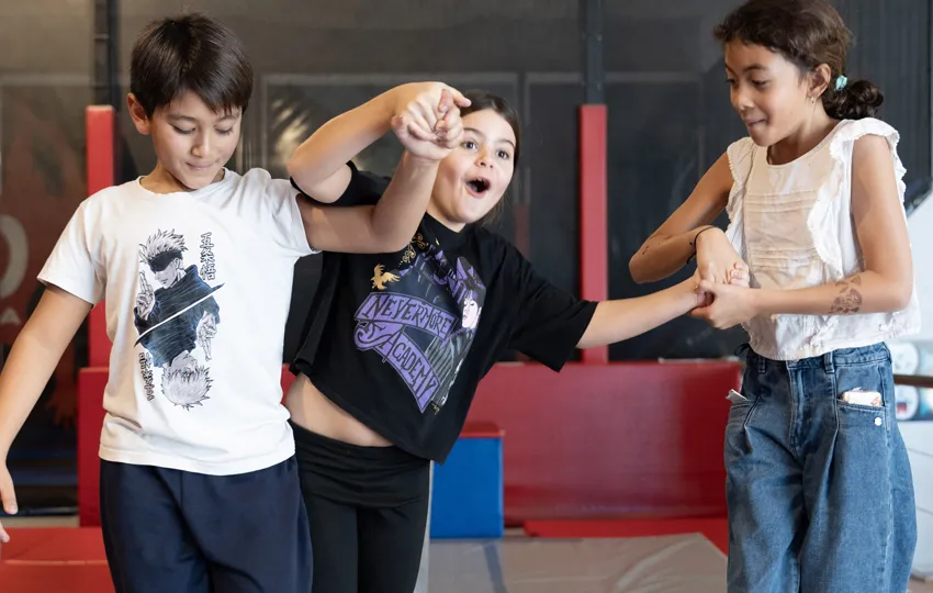 3 enfants qui s'amusent à Salto Trampoline Indoor