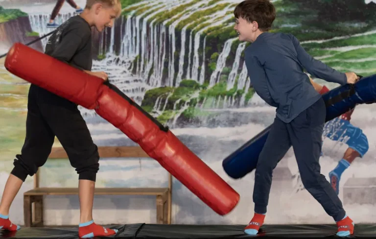Bataille de joute dans un trampoline indoor