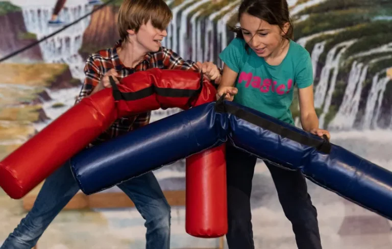 Bataille de joute entre deux enfants à Salto Trampoline Indoor