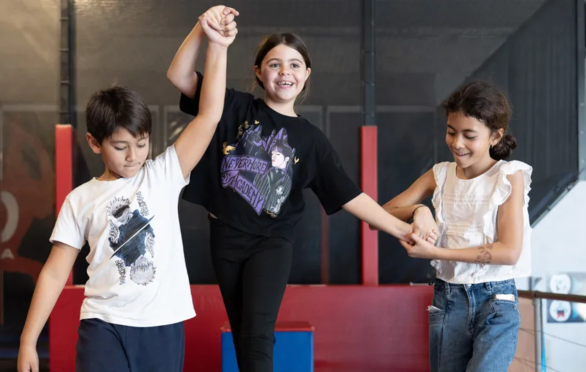 3 enfants qui jouent sur la Slackline | Salto Trampoline Indoor