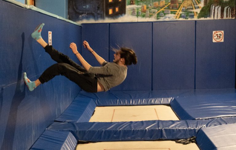Session de sauts sur trampoline chez Salto