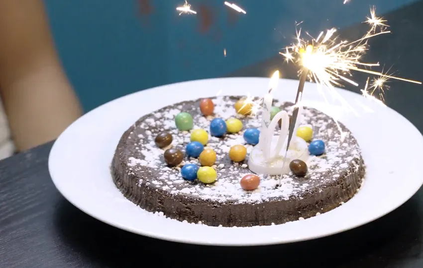 Gâteau d'anniversaire dans un trampoline park