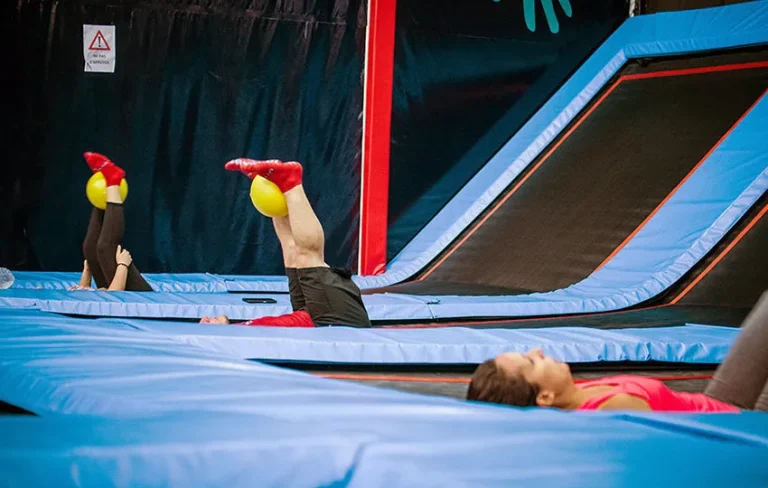 Cours de fitness avec ballon sur trampoline