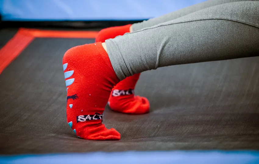 Chaussettes Salto pour faire un cours de fitness sur un trampoline