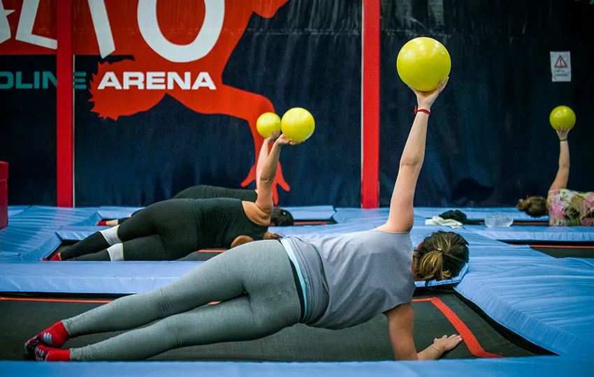 Cours spécifique fitness dans un trampoline park