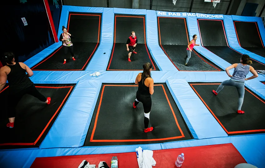 Cours fitness sur des trampolines