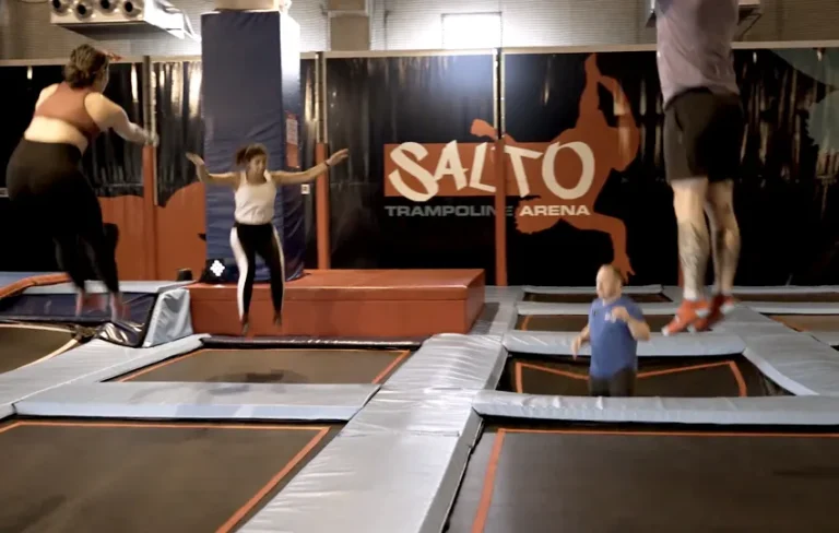 Cours de sport dans un trampoline park