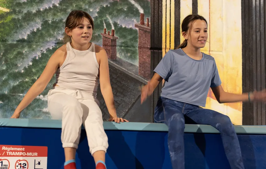 Enfants qui jouentsur le trampo-mur