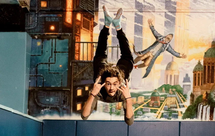 Figure d'un jeune homme dans le trampoline park de Mougins