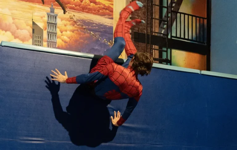 Figure aérienne spider-man chez Salto Trampoline Indoor