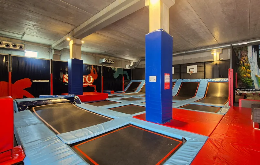 Zone trampolines avec panier de basket | Salto Trampoline Indoor