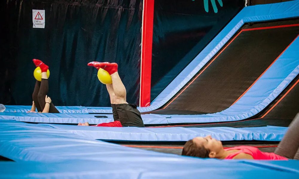 Séance fitness dans un trampoline park