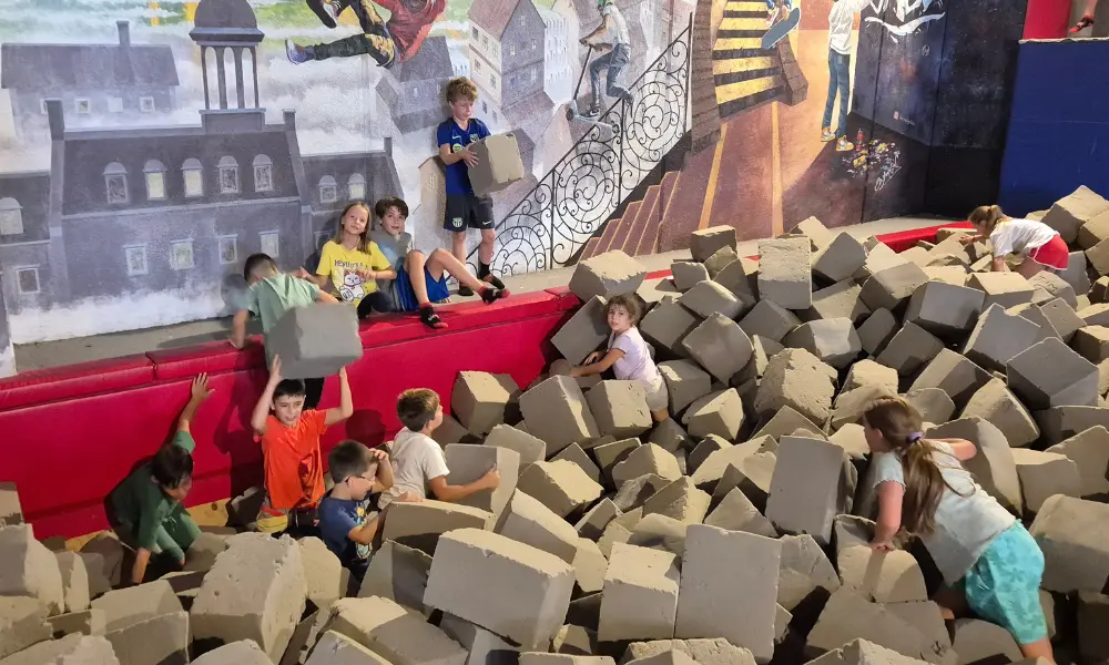 Activité intérieure pour enfants dans le trampoline park climatisé SALTO à Mougins.