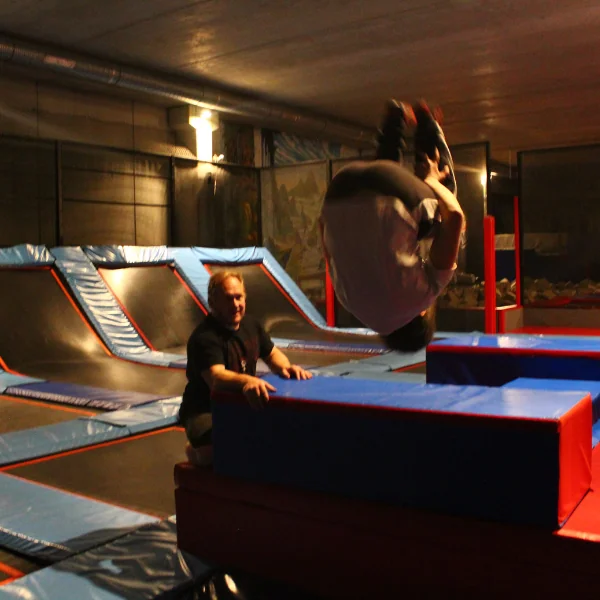 Enfant en cours de trampoline acrobatique sur les modules de SALTO Mougins
