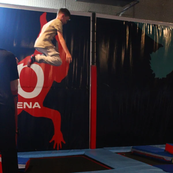 Adolescent travaillant une réception lors d'un cours de trampoline à Mougins