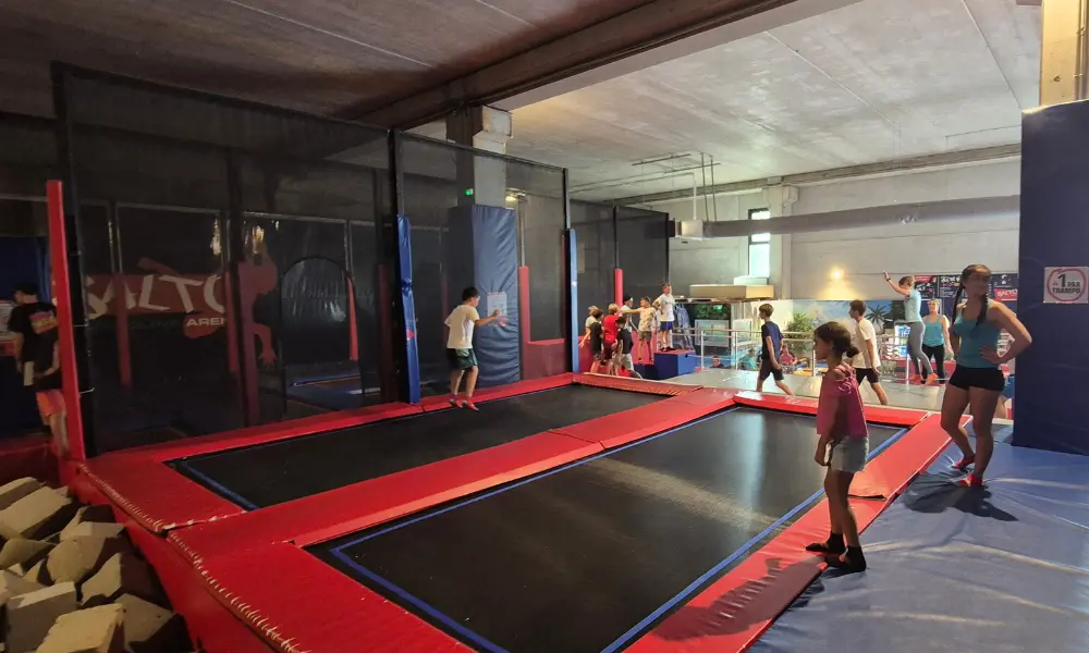 Enfants profitant des trampolines climatisés chez SALTO pendant les fortes chaleurs sur la Côte d'Azur.